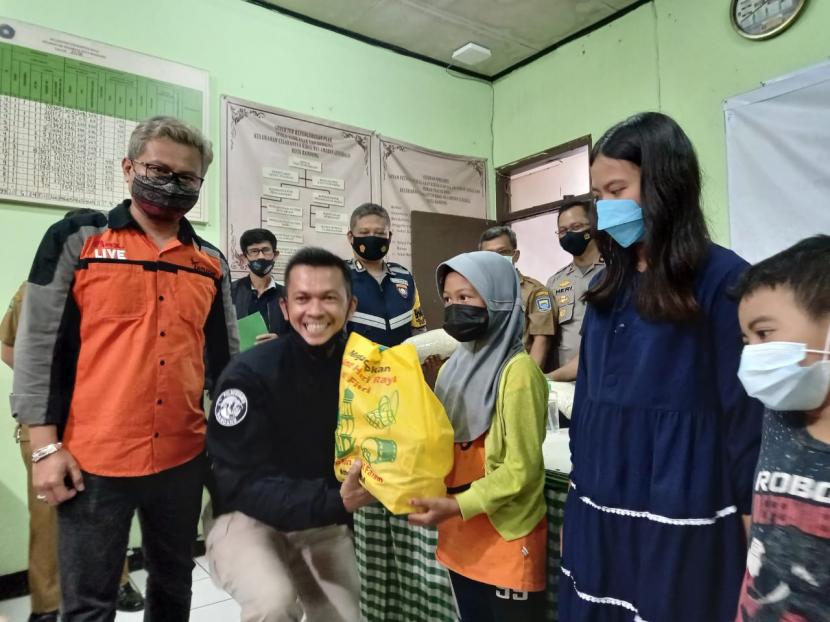 Bantuan paket sembako itu dibagikan kepada masyarakat Kelurahan Mekarmulia dan Kelurahan Cisaranten Kulon, Kota Bandung, Senin (12/4).