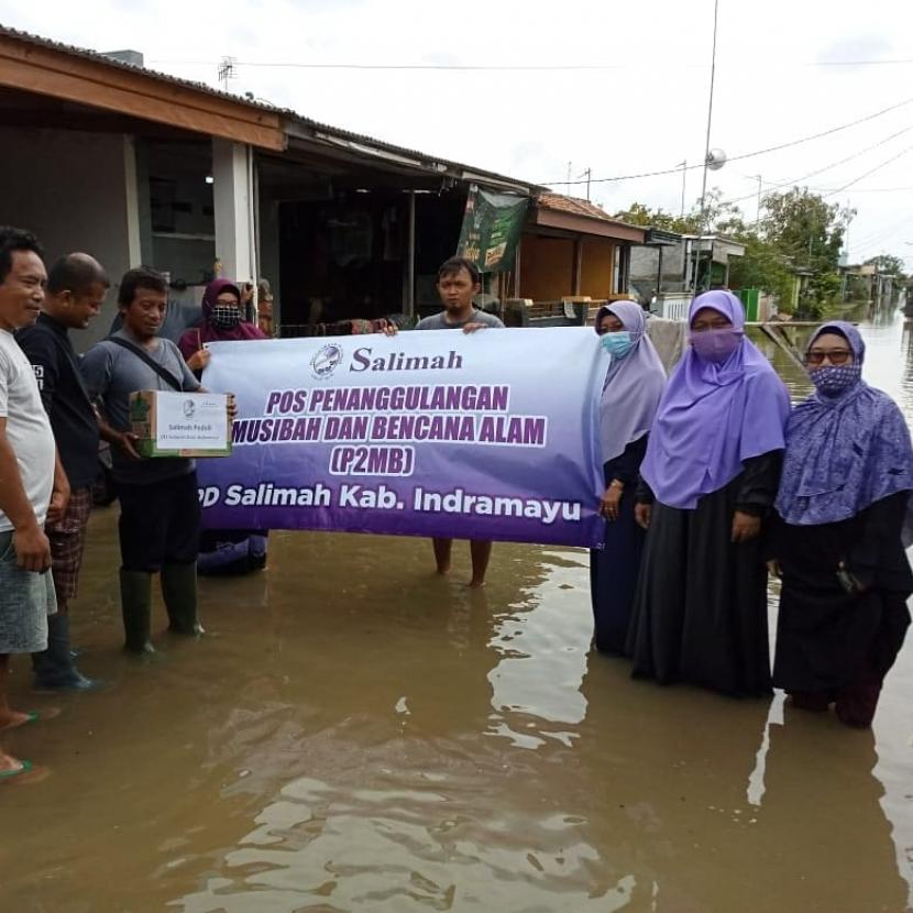 Bantuan PD Salimah Indramayu untuk warga terdampak banjir, Selasa (9/2). 