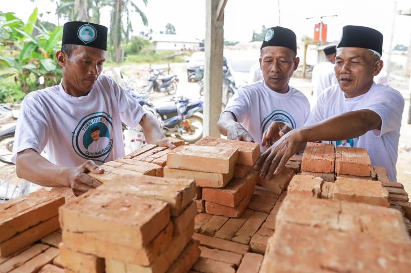 Bantuan pembangunan di Dusun IV, Desa Serapo ABC, Kecamatan Padang Tualang, Kabupaten Langkat. 