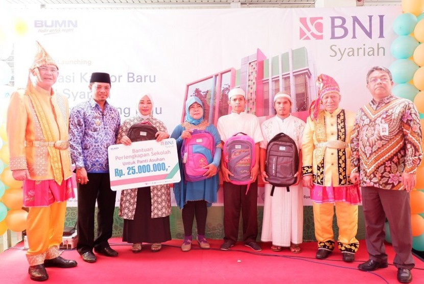 Bantuan pendidikan BNI Syariah.