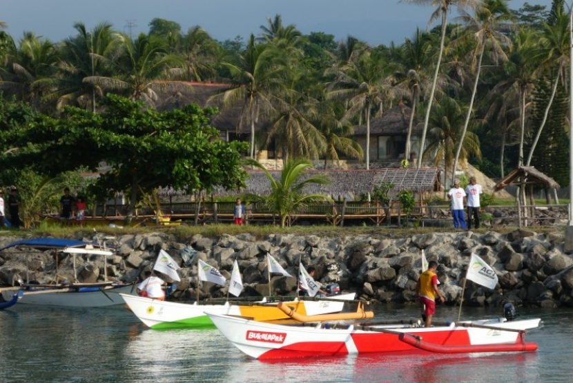 Bantuan perahu dari Bukalapak bekerja sama dengan ACT untuk nelayan terdampak tsunami Selat Sunda di Pandeglang, Banten.