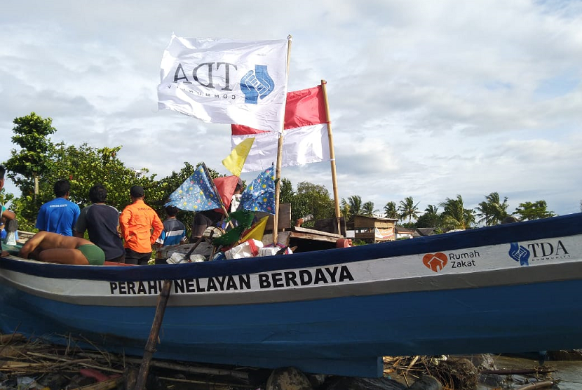 Bantuan Perahu Nelayan. Komunitas TDA menggandeng Rumah Zakat untuk memberi bantuan perahu kepada nelayan korban tsunami Selat Sunda.