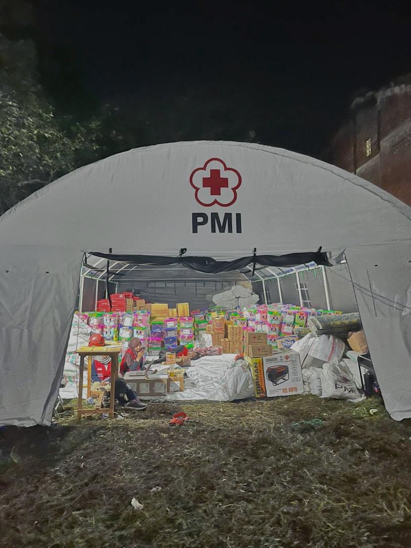 Bantuan PT Smartec Teknologi Indonesia untuk korban gempa Cianjur yang diserahkan melalui PMI.