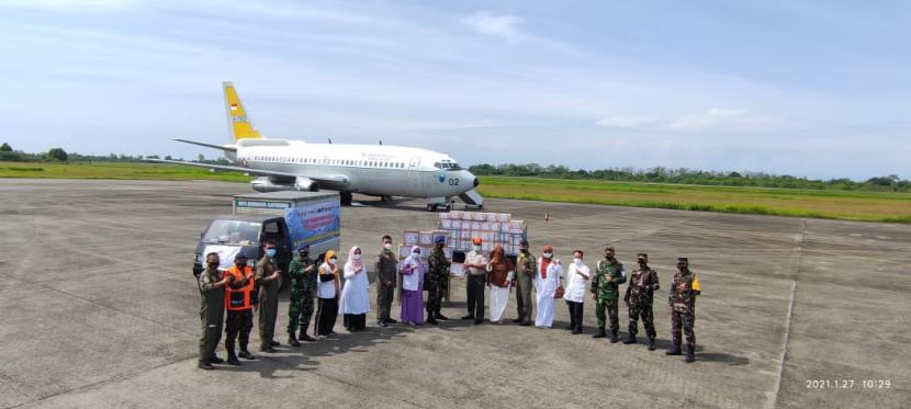 Bantuan rendang dari masyarakat Sumatera Barat (Sumbar)  untuk korban gempa Sulbar dikirimkan pada Rabu (27/1)  dari Bandara Internasional Minangkabau Padang, dengan pesawat Boieng A 7302 milik TNI Angkatan Udara.