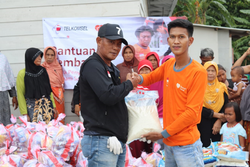 Bantuan Rumah Zakat. PT Telkomsel memberikan bantuan ke warga Way Muli, Lampung Selatan dengan menggandeng Rumah Zakat.