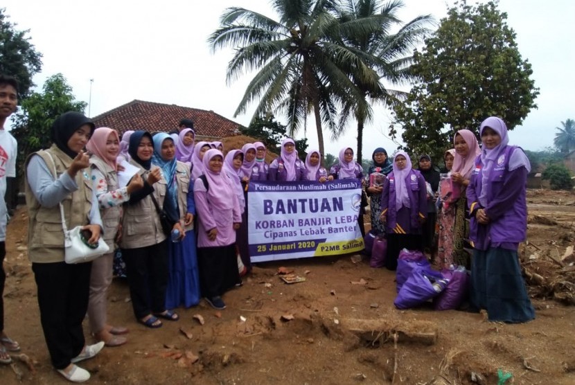 Bantuan Salimah ke korban terdampak banjir.