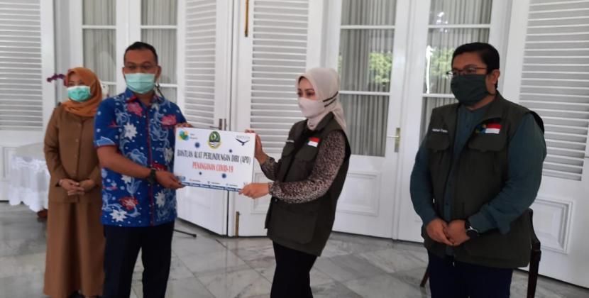 Bantuan secara simbolis diberikan Askrida yang diwakili Direktur Pemasaran Teguh Budiman kepada  Ketua Umum Jabar Bergerak Atalia Ridwan Kamil di Gedung Pakuan Bandung, Selasa (14/4) siang. 