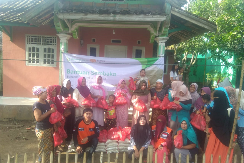 Bantuan Sembako. Bersamakami.com menggandeng Rumah Zakat menyalurkan bantuan untuk warga di wilayah Pandeglang, Banten.
