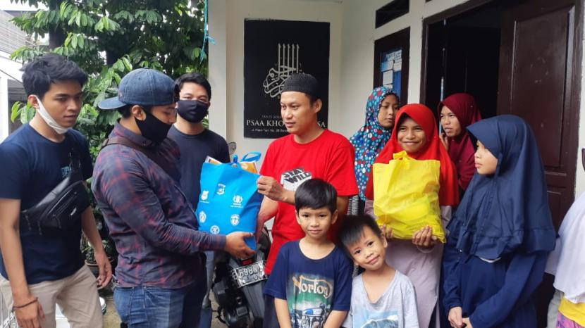 Bantuan sembako dari Polda Jabar untuk mahasiswa di Kota Bandung.