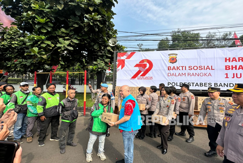 Bantuan sembako disalurkan pada masyarakat dalam rangkaian HUT Bhayangkara ke 76.