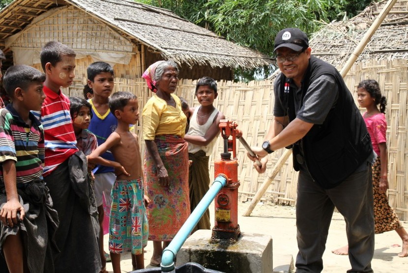 Bantuan shelter dan pompa air tangan untuk masyarakat Rakhine dari IZI.
