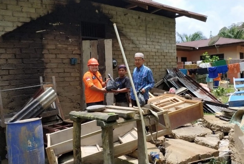 Bantuan Superqurban. Rumah Zakat berikan bantuan untuk korban banjir di Kuansing.