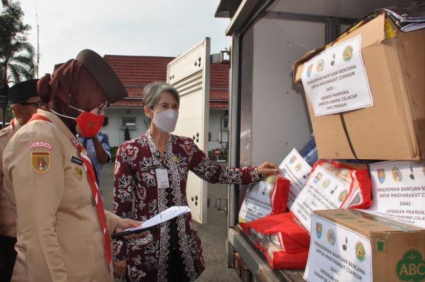 Bantuan untuk korban gempa Cianjur dilepas secara simbolis oleh Pj Bupati Cilacap, Yunita Dyah Suminar selaku Ketua Majelis Pembina Cabang (Mabicab) 11.01 Cilacap, di halaman Pendopo Wijayakusuma Cakti, Kamis (8/12/2022). 