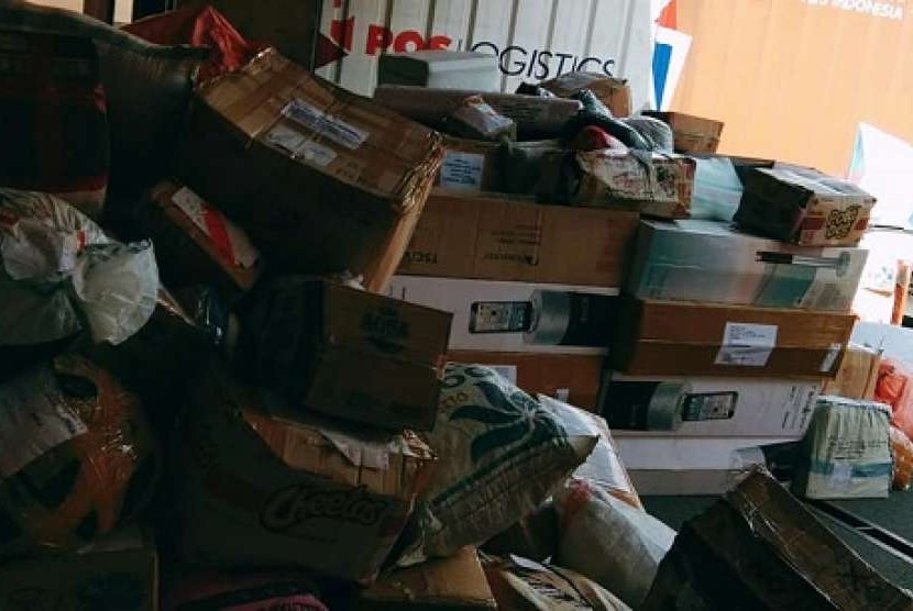 Bantuan untuk korban gempa Lombok yang menumpuk di kantor pos Mataram