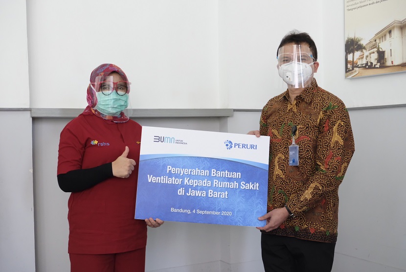 Bantuan ventilator dari Peruri diserahkan secara langsung oleh Direktur SDM dan Umum Peruri, Gandung Anggoro Murdani kepada  Dr R Nina Susana Dewi, SpPK(K) MKes MMRS selaku Direktur Utama RSHS 