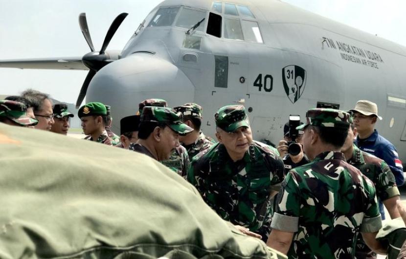 Kepala Staf TNI Angkatan Udara Marsekal TNI Fadjar Prasetyo (tengah) di Pangkalan Udara Halim Perdanakusuma, Jakarta, Jumat (29/3/2024) beri penjelasan kepada Panglima TNI Jenderal TNI Agus Subiyanto.