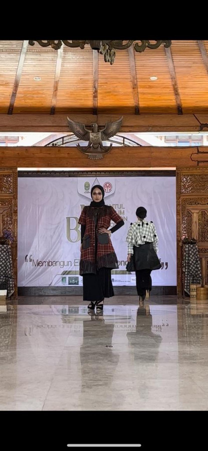 Bantul Muslim Fashion Show (BMFS) diselenggarakan oleh Diaspora warga Kabupaten Bantul (Warkaban) berkolaborasi dengan Pemkab Bantul serta Dekranasda Bantul, pada Ahad (21/5/2023) pukul 09.00 WIB sampai selesai di Pendopo Manggala Parasamya Komplek Kantor Bupati Bantul.