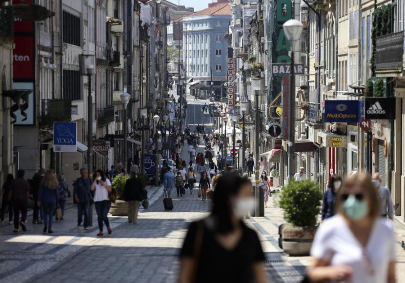 Banyak bisnis, termasuk kafe dan restoran dibuka kembali pada Senin (18/5). Walau lockdown dilonggarkan Porto masih sepi wisatawan. 
