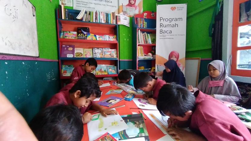 Banyak cara bisa dilakukan dalam mengisi hari kemerdekaan dengan bentuk kegiatan yang positif dan edukatif. Seperti yang dilakukan oleh program Rumah Baca binaan Rumah Zakat di Dusun Krajan, Desa Petirrejo, Kecamatan Ngadirejo Ahad (16/8).