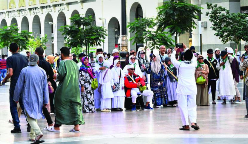 Banyak Jamaah Umroh Kenakan Pakaian Adat saat Idul Fitri