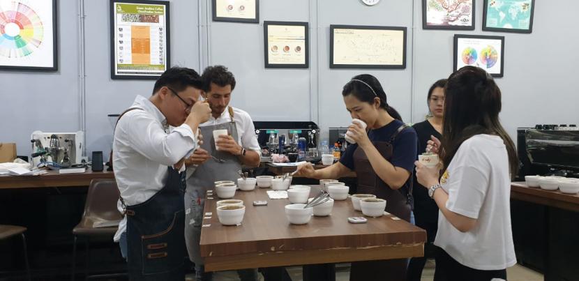 Banyak kalangan di masyarakat yang ingin berbagi pengetahuan tentang kopi.  Tujuannya agar para barista hingga para petani kopi di Tanah Air dapat mengolah untuk menghadirkan kopi yang tak kalah dengan rasa dan kualitas kopi impor.  