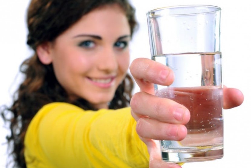 Banyak minum air putih untuk menjaga tubuh tetap bugar saat musim panas.