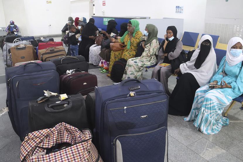 Banyak orang Afrika melarikan diri dari konflik di Sudan. 