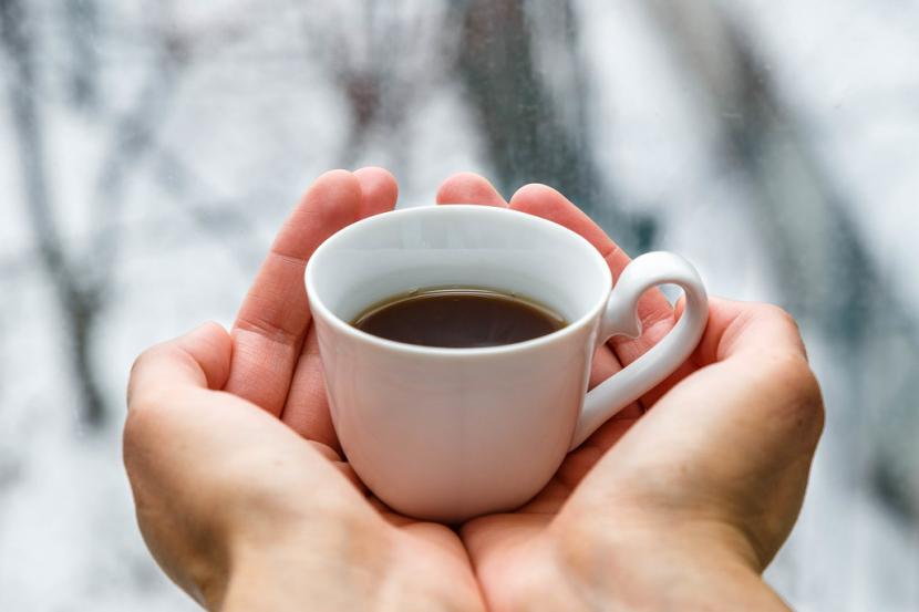 Secangkir kopi pada pagi hari bagus untuk meningkatkan mood dan metabolisme.