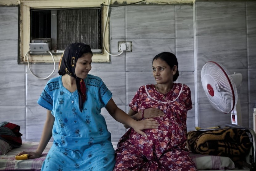 Banyak perempuan miskin India rela menjadi ibu pengganti (surrogate mother) untuk warga asing.