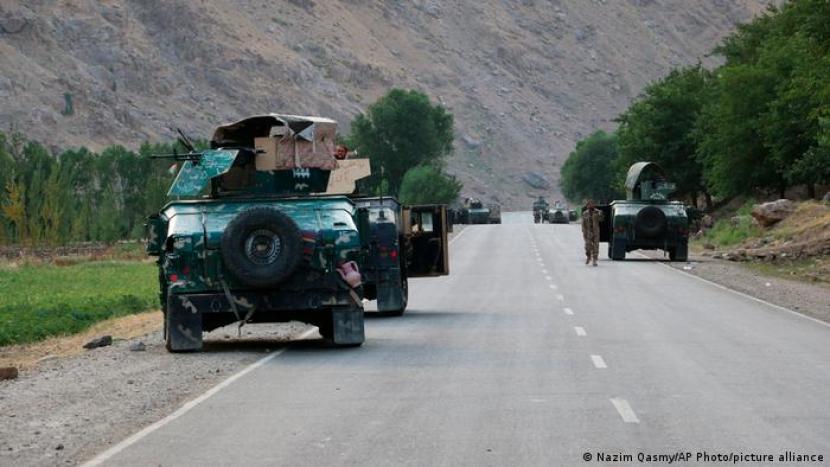 Banyak tentara Afghanistan telah menyerahkan pos terdepan mereka dalam menghadapi serangan Taliban yang meningkat.
