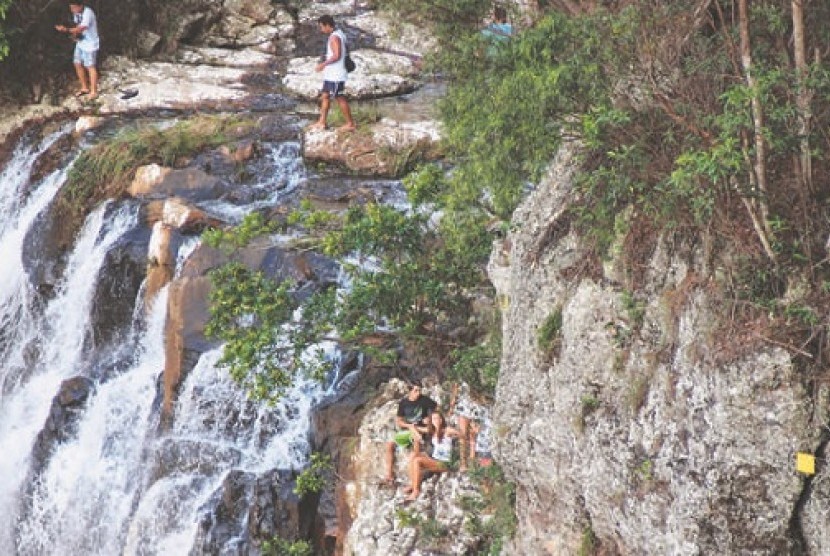 Banyak turis melakukan aksi berbahaya, selfie di area terlarang air terjun