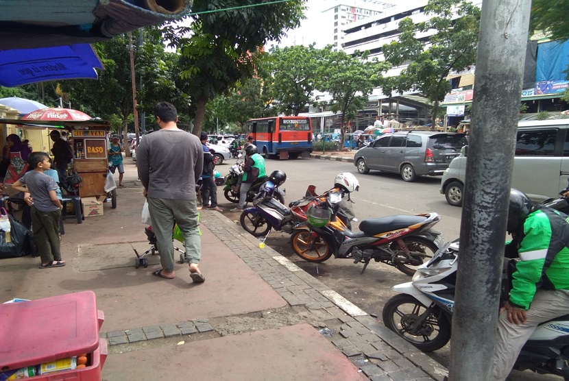 Banyak warga memarkir motor dan mobil di depan Stasiun Pasar Senen meski ada rambu dilarang berhenti