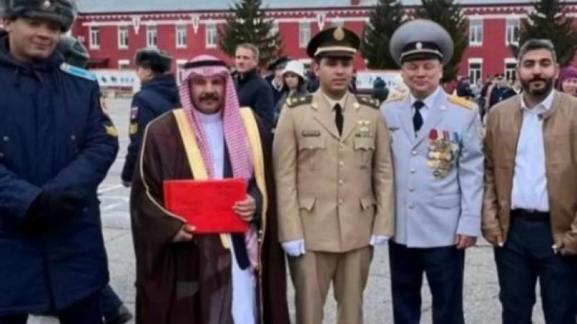 Banyak warganet mengucapkan selamat kepada Faisal Al-Atwi, warga negara Arab Saudi pertama yang lulus dari Akademi Angkatan Udara Rusia. Pilot Arab Saudi Pertama Lulus dari Akademi Angkatan Udara Rusia