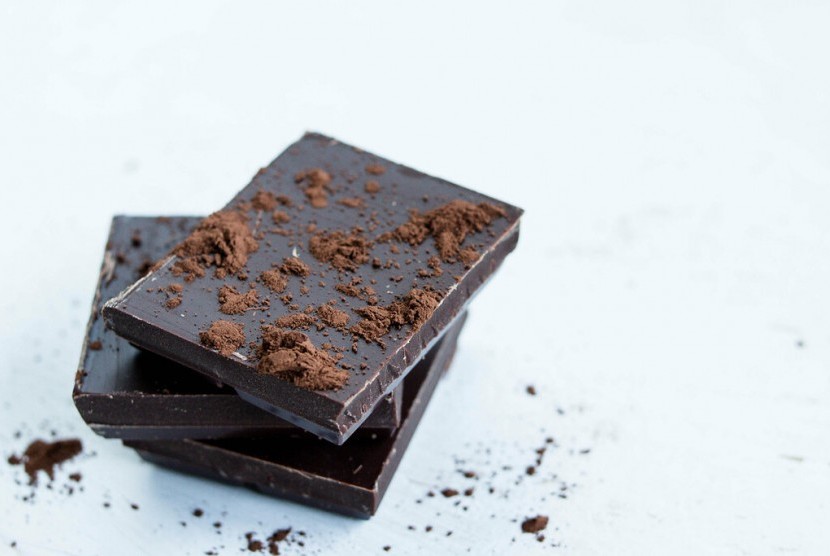 Cokelat hitam. Pengidap diabetes masih dapat mengonsumsi cokelat.
