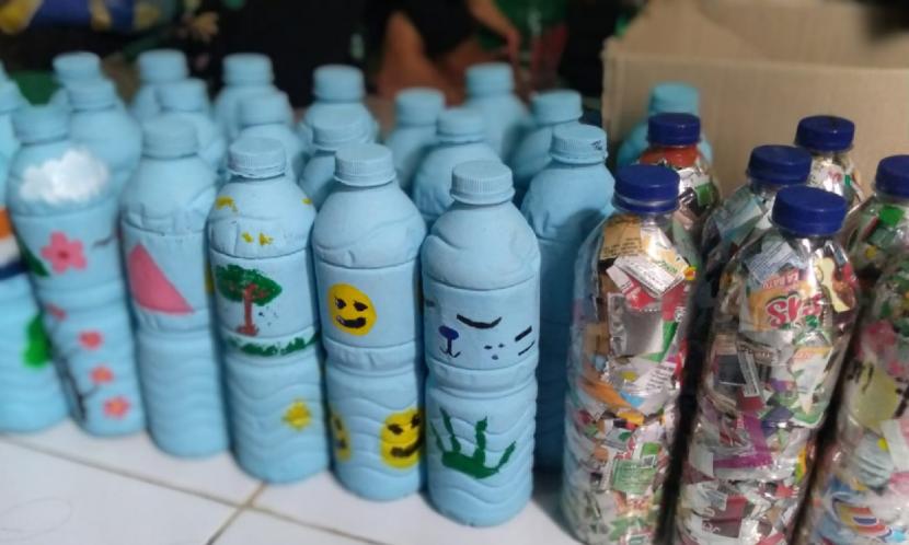Banyaknya sampah plastik yang terdapat di wilayah sekitaran RT 01 dan RT 03 Cheng In, Dadap, Kosambi, Tangerang, membuat tim PHP2D Himpunan Mahasiswa Bahasa Inggris (English Society) Universitas BSI (Bina Sarana Informatika) tergerak untuk membuat Ecobrick bersama anak-anak setempat. 