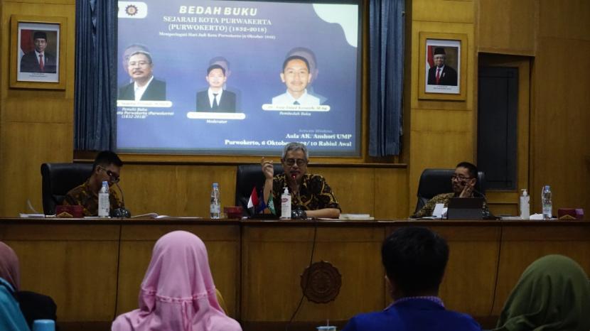 Banyumas Institute Universitas Muhammadiyah Purwokerto (UMP) menggelar Bedah Buku Sejarah Kota Purwokerto di Aula A.K Anshori, UMP, Kamis (6/10/2022). 