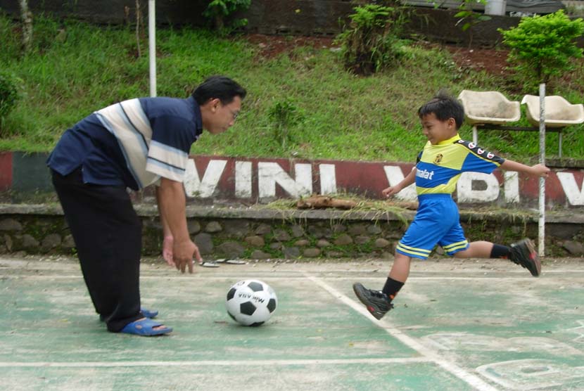 Bapak dan Anak Main bola di Lapangan (ilustrasi).