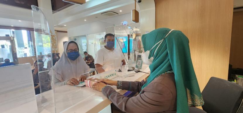Bapak Samin (kedua kanan) didampingi istri membuka tabungan haji di Bank Syariah Indonesia (BSI) Cabang Solo, Jawa Tengah. 