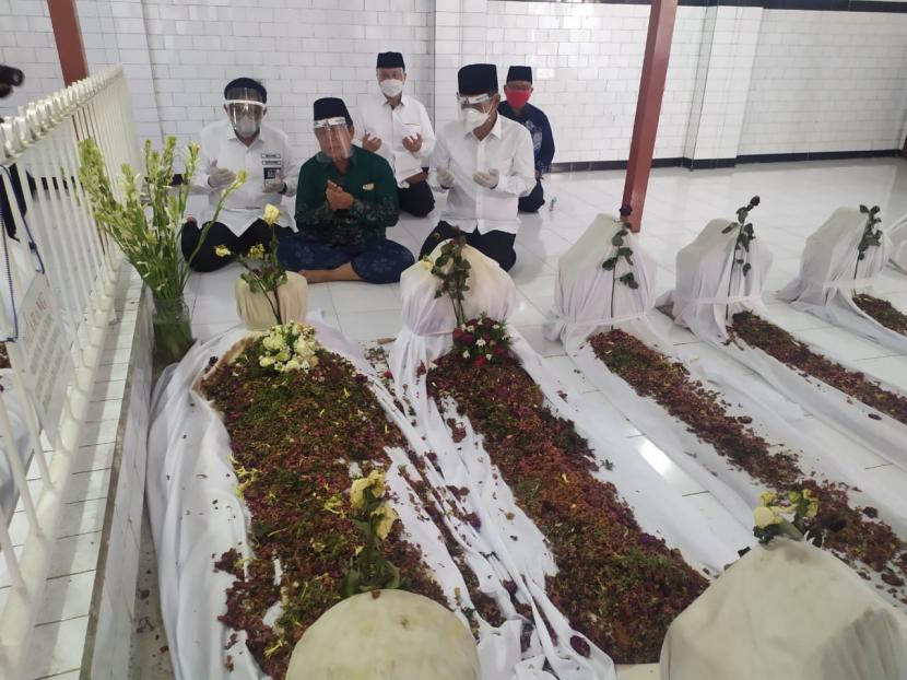 Bapaslon Wali Kota Surabaya Machfud Arifin-Mujiaman berziarah ke makam Sunan Bungkul, Ahad (6/9)