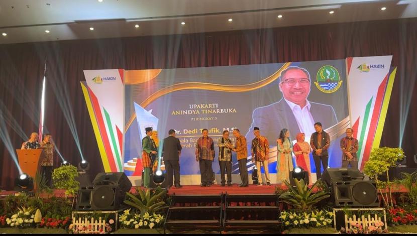 Bapenda Jabar menempati tiga besar dalam kategori Tinarbuka Kategori Kepala Dinas/Kepala Badan/Direktur Perangkat Daerah se-Indonesia. 