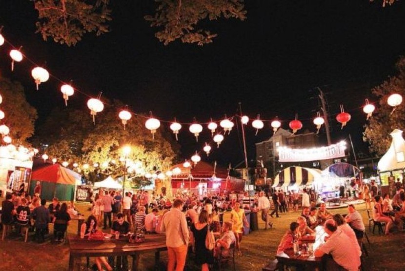 Bar dan mobil penjual makanan dadakan merupakan pemandangan biasa selama Perth Fringe Festival.