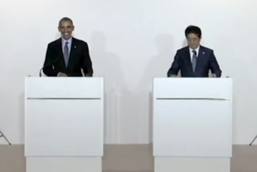 Barack Obama (kiri) dan Shinzo Abe (kanan) 