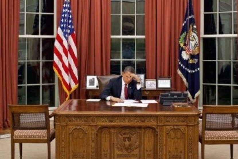 Barack Obama mengoreksi naskah pidato tentang kematian pimpinan Al qaeda, Osama bin Laden.