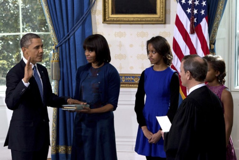 Barack Obama resmi dilantik untuk masa jabatan keduanya sebagai Presiden Amerika Serikat, Ahad (21/1). Upacara pelantikan di Blue Room, Gedung Putih itu dipimpin Ketua Mahkamah Agung AS John Roberts. 