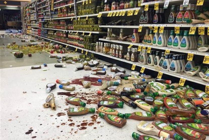 Barang-barang berjatuhan dari rak di toko Safeway menyusul gempa 6,8 skala Richter di Semenanjung Kenai, Alaska, Ahad, 24 Januari 2016.