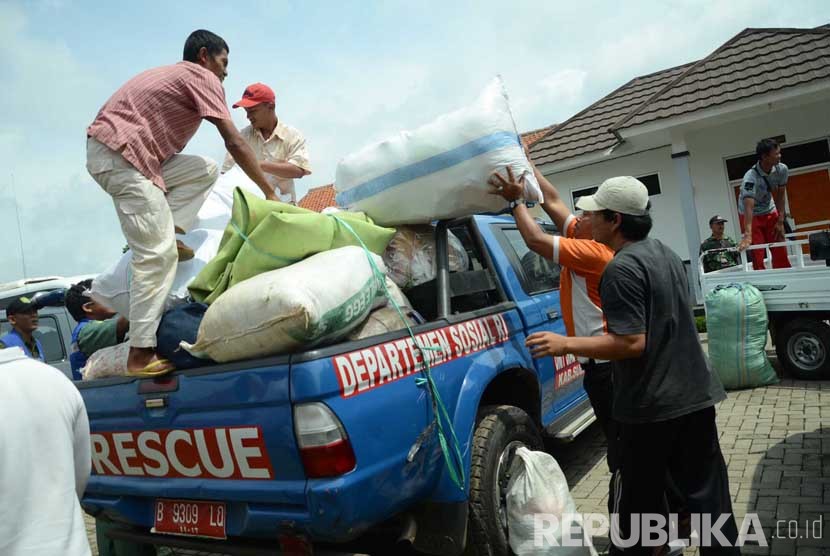  Barang-barang eks Gafatar siap di angkut menuju daearahnya masing-masing di Balai Pemberdayaan Sosial Bina Remaja (BPSBR) Dinas Sosial Jabar di Cibabat, Kota Cimahi, Senin (1/2).