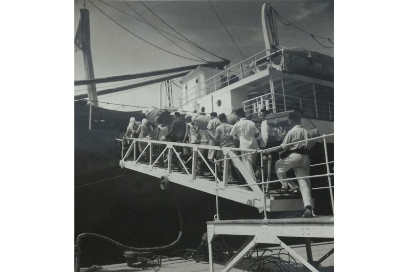 Calon jamaah haji bersiap naik kapal laut di Tanjung Priok, menuju Tanah Suci pada tahun 1938.