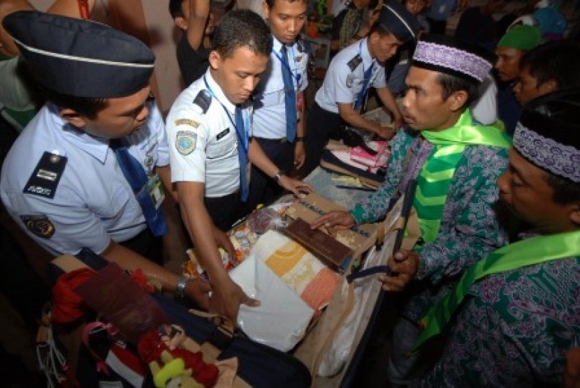 Barang bawaan jamaah calon haji diperiksa.