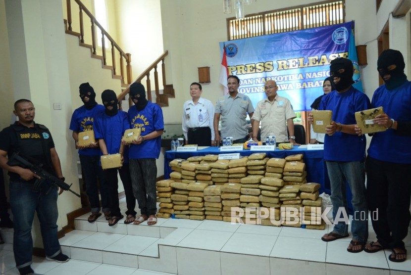 Barang bukti 181 kilogram ganja dan lima orang tersangka asal Aceh dihadirkan di kantor Badan Narkotika Nasional (BNN) Provinsi Jawa Barat, Kota Bandung, Selasa (4/12).