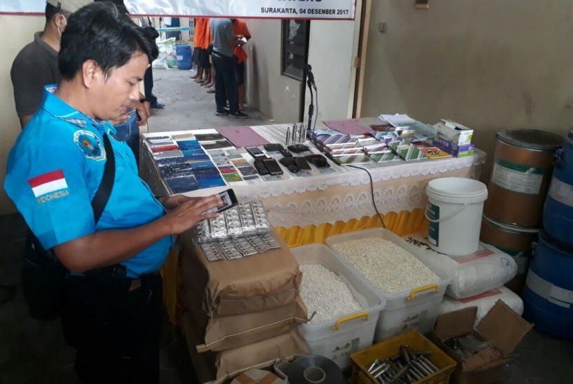  Barang bukti berupa jutaan pil diduga jenis PCC, buku tabungan dan dokumen dalam penggerebekan di rumah di Banjarsari, Solo, Jawa Tengah, Ahad sore (3/12). Polisi kembali memeriksa rumah itu pada Senin (4/12).